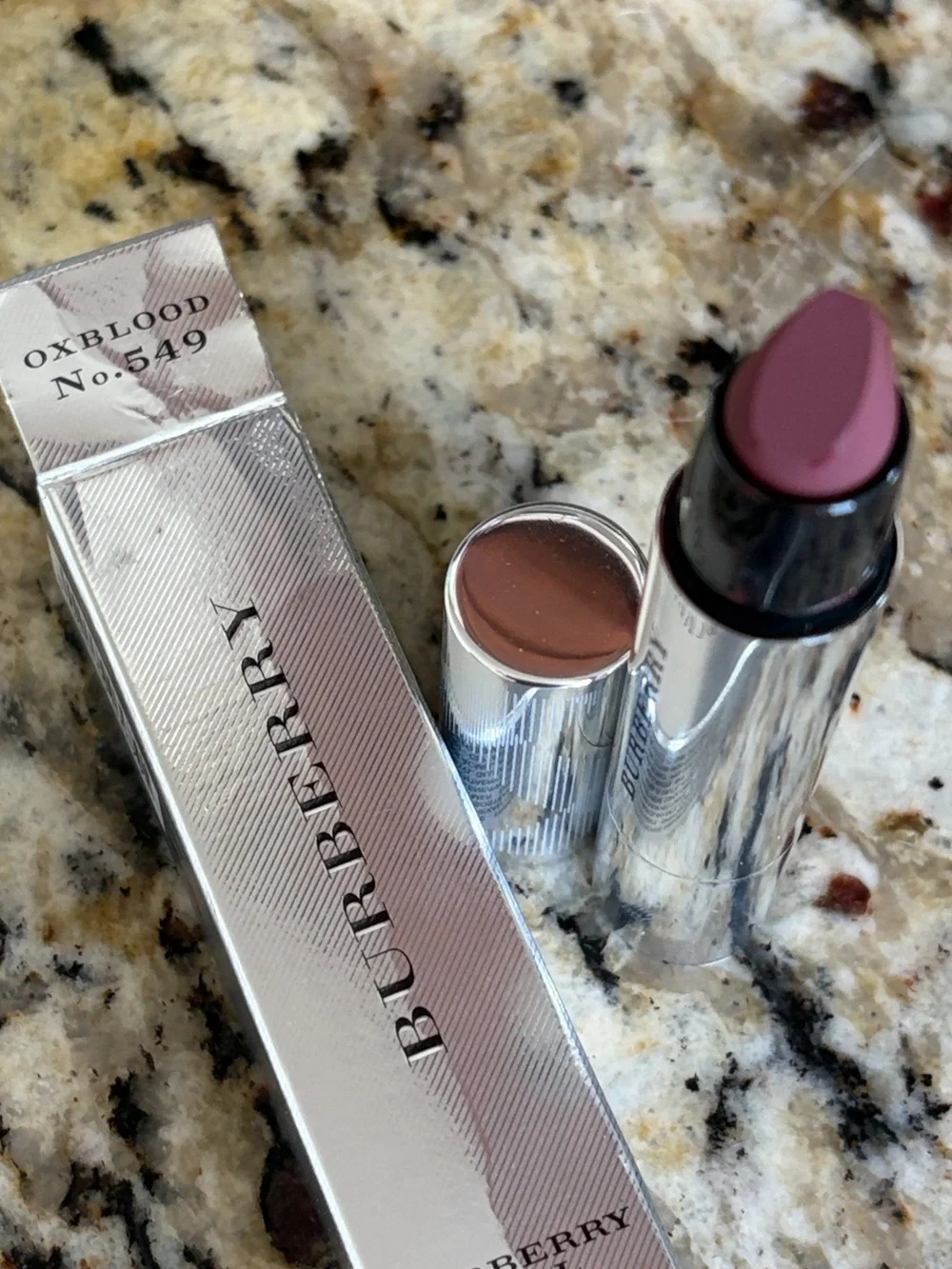 ⚡️🖤Burberry Oxblood Full Kisses Shapes & Full Lips Lip Color